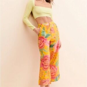 Excellent Preowned Condition Farm Rio Macaw Bloom Floral Crop Pants- Small